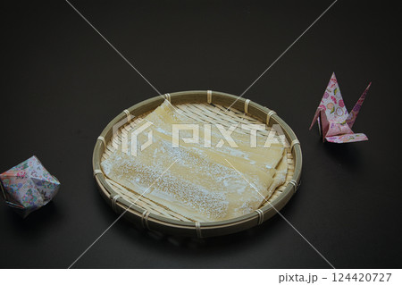 ゆでる前の生の状態の幅広のひもかわうどん ゆでる前の生の状態の幅広のひもかわうどん 124420727