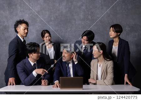 会議するビジネスパーソン 124420775