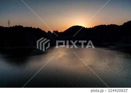 湖面を吹き渡る風 2025年春奈良布目ダムにて 山際に沈む夕日と黄金色に染まる空と湖面② 湖面を吹き渡る風 2025年春奈良布目ダムにて 山際に沈む夕日と黄金色に染まる空と湖面② 124420837