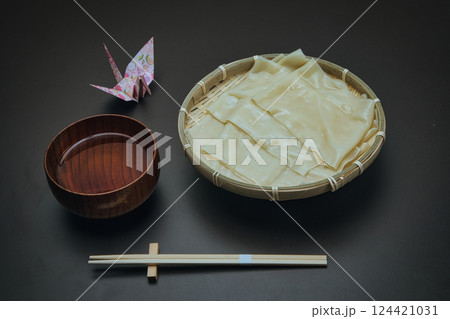 茹でてざるに盛った幅広の鬼ひも川うどん 124421031