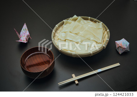 茹でてざるに盛った幅広の鬼ひも川うどん 茹でてざるに盛った幅広の鬼ひも川うどん 124421033