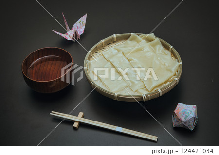 茹でてざるに盛った幅広の鬼ひも川うどん 茹でてざるに盛った幅広の鬼ひも川うどん 124421034