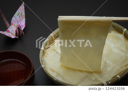 茹でてざるに盛った幅広の鬼ひも川うどん 茹でてざるに盛った幅広の鬼ひも川うどん 124421036