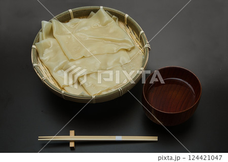 茹でてざるに盛った幅広の鬼ひも川うどん 茹でてざるに盛った幅広の鬼ひも川うどん 124421047