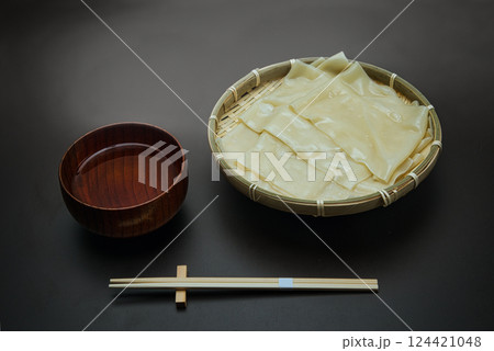 茹でてざるに盛った幅広の鬼ひも川うどん 茹でてざるに盛った幅広の鬼ひも川うどん 124421048