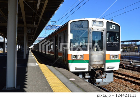 発車を待つ211系東海道線普通列車 発車を待つ211系東海道線普通列車 124421113