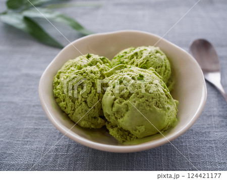 器に盛った抹茶のアイスクリーム 124421177
