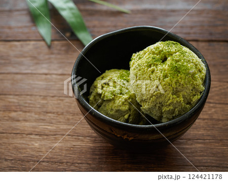 器に盛った抹茶のアイスクリーム 器に盛った抹茶のアイスクリーム 124421178