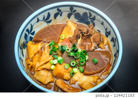 いろいろな具材が入ったみそ煮込みうどん 124421183