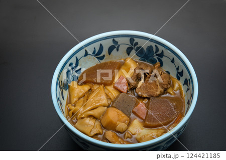 いろいろな具材が入ったみそ煮込みうどん 124421185