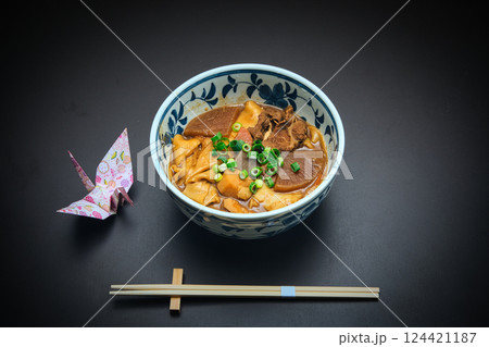 いろいろな具材が入ったみそ煮込みうどん いろいろな具材が入ったみそ煮込みうどん 124421187
