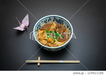 いろいろな具材が入ったみそ煮込みうどん いろいろな具材が入ったみそ煮込みうどん 124421188