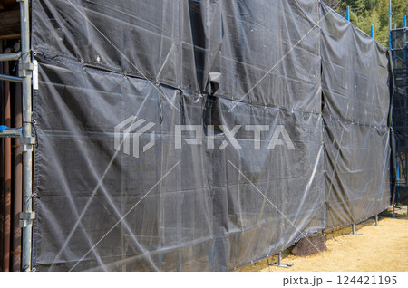 建築現場を覆うメッシュシート 建築現場を覆うメッシュシート 124421195