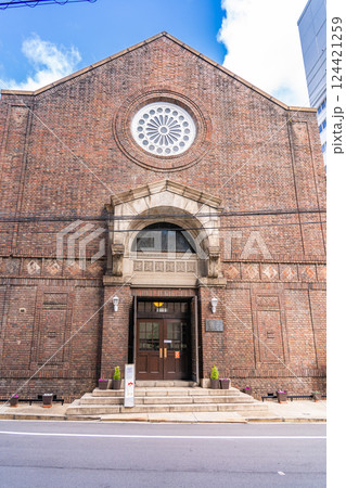 日本キリスト教団　大阪教会（ヴォーリズ設計の赤レンガ教会堂）生きた建築ミュージアム　明治のレトロ建築 124421259
