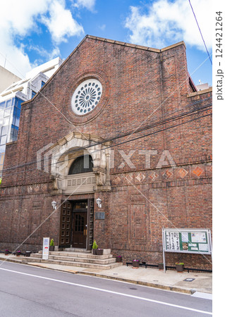 日本キリスト教団　大阪教会（ヴォーリズ設計の赤レンガ教会堂）生きた建築ミュージアム　明治のレトロ建築 124421264