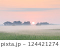 朝霧と朝日 124421274