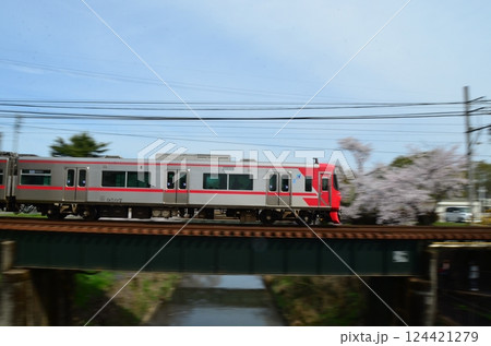 桜に囲まれた鉄橋を渡る名鉄電車 桜に囲まれた鉄橋を渡る名鉄電車 124421279
