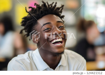 笑顔の外国人 124421312