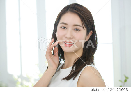 若い女性のビューティ 124421608