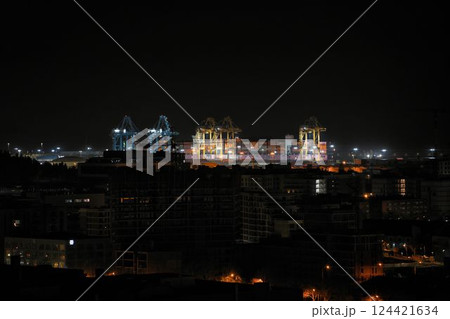 夜のバルセロナ港 夜のバルセロナ港 124421634