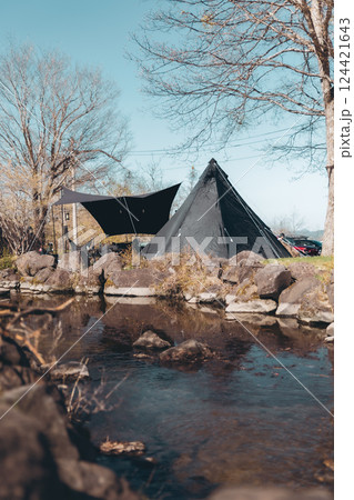 川岸でキャンプ 124421643