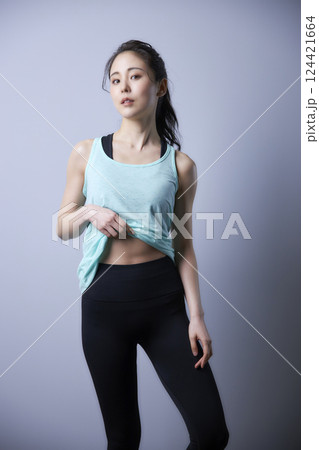 スポーツウエアの若い女性 124421664