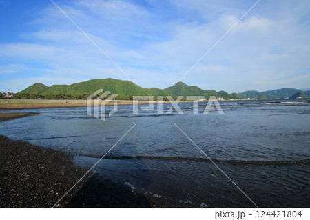 砂浜に打ち寄せる波 124421804