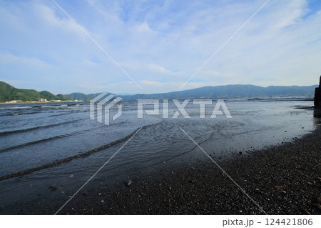 砂浜に打ち寄せる波 砂浜に打ち寄せる波 124421806
