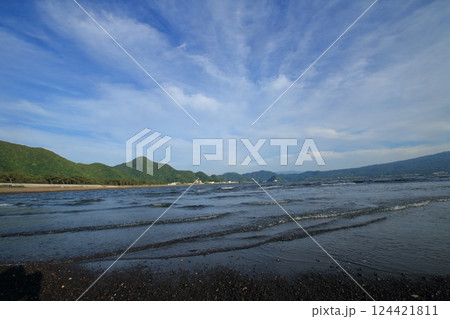 砂浜に打ち寄せる波 砂浜に打ち寄せる波 124421811