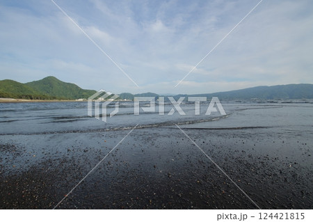 遠浅の海の砂浜に打ち寄せる波 124421815