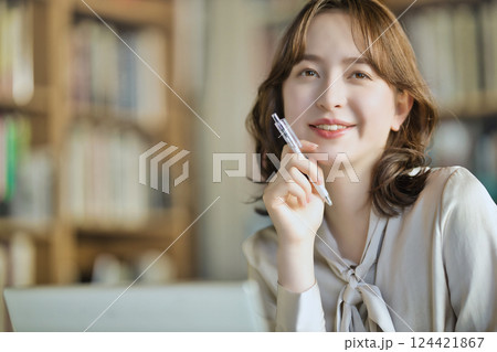 オフィスで働く若い女性 124421867