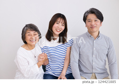 3世代家族のポートレート 124421885