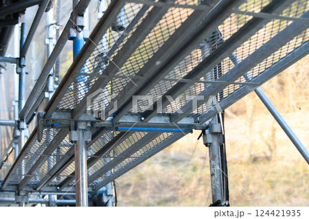 建築現場の足場板と支柱 124421935