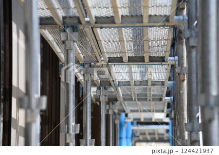 建築現場の足場板と支柱 建築現場の足場板と支柱 124421937