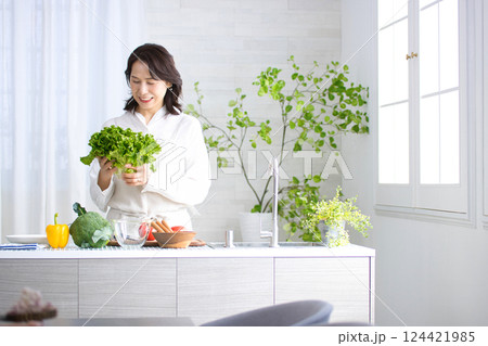 キッチンで料理をするミドル女性 124421985