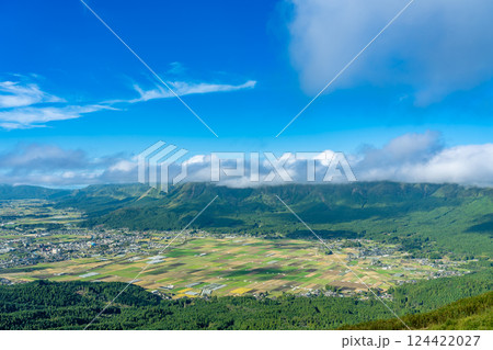 熊本県阿蘇市　秋の大観峰から眺める阿蘇のカルデラ 124422027