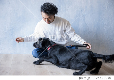大型犬と遊ぶ男性 124422050