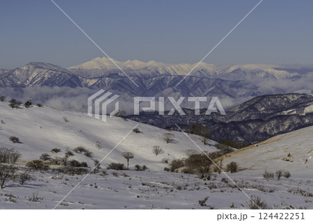 春の霧ケ峰高原の雪原遊歩道から北アルプス雪景色 124422251