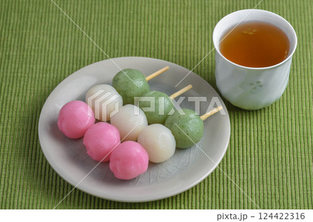 桜の季節 三色団子 桜の季節 三色団子 124422316