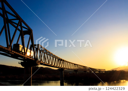 夕陽に照らされて高梁川橋梁を渡る井原鉄道の気動車 夕陽に照らされて高梁川橋梁を渡る井原鉄道の気動車 124422329
