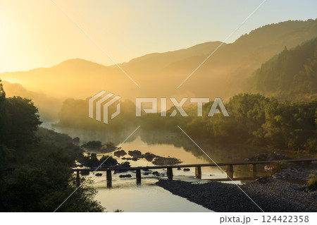 日本最後の清流・四万十川に架かる向弘瀬沈下橋に朝日が射す 124422358