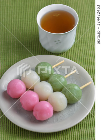 桜の季節　三色団子 124422463