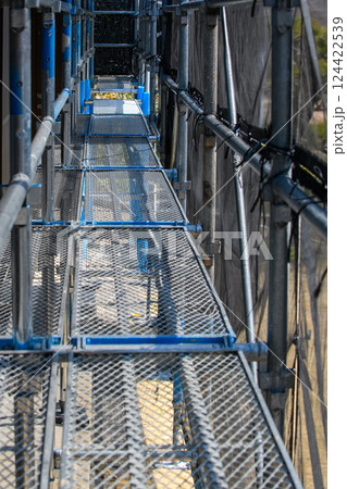 リフォーム現場の足場板と支柱 124422539