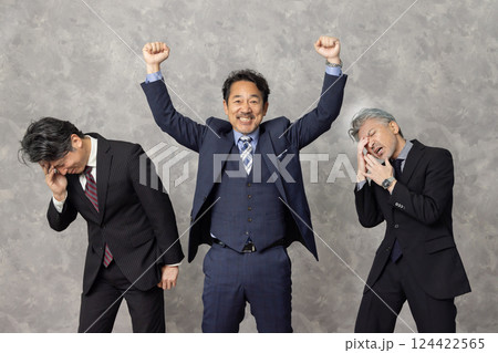 ミドルエイジ男性ビジネスパーソン 勝ち組 負け組 勝負 レース ミドルエイジ男性ビジネスパーソン 勝ち組 負け組 勝負 レース 124422565