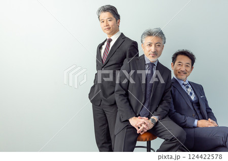かっこいいミドルエイジ男性ビジネスパーソン 124422578