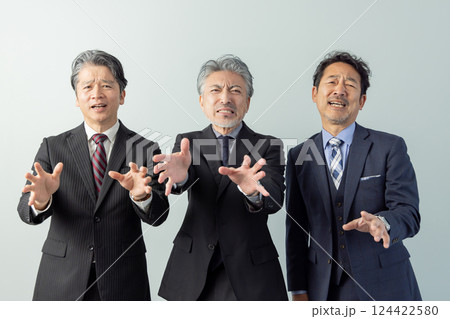慌てる・言い訳・謝る　ミドルエイジ男性ビジネスパーソン 124422580