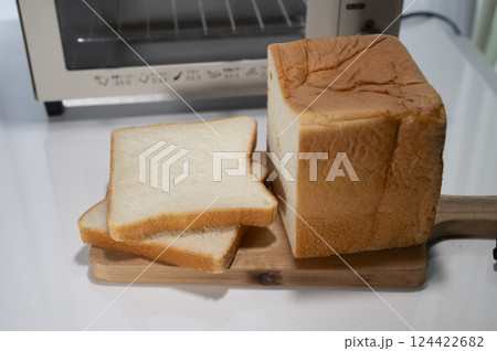 食パン薄切りカット 124422682