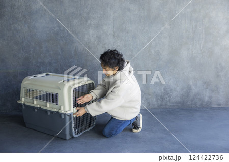 犬を訓練する男性 犬を訓練する男性 124422736