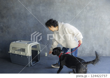 犬を訓練する男性　  124422737