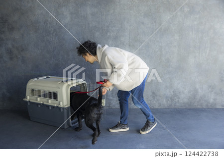 犬を訓練する男性　  124422738